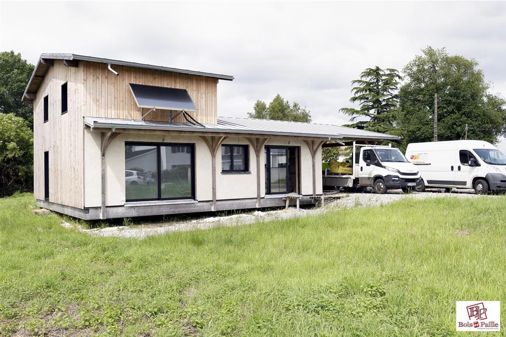Enduit terre dans une maison paille à Pompaire (79)